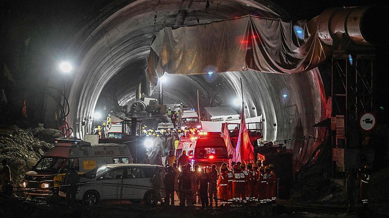 Rescatados con vida los 41 obreros atrapados en un túnel de la India
