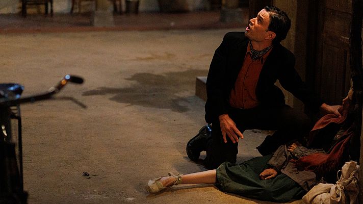 Salón de té La Moderna - Marta aparece tirada en la corrala