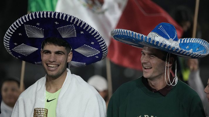 Carlos Alcaraz disfruta del ambientazo en su exhibición en México