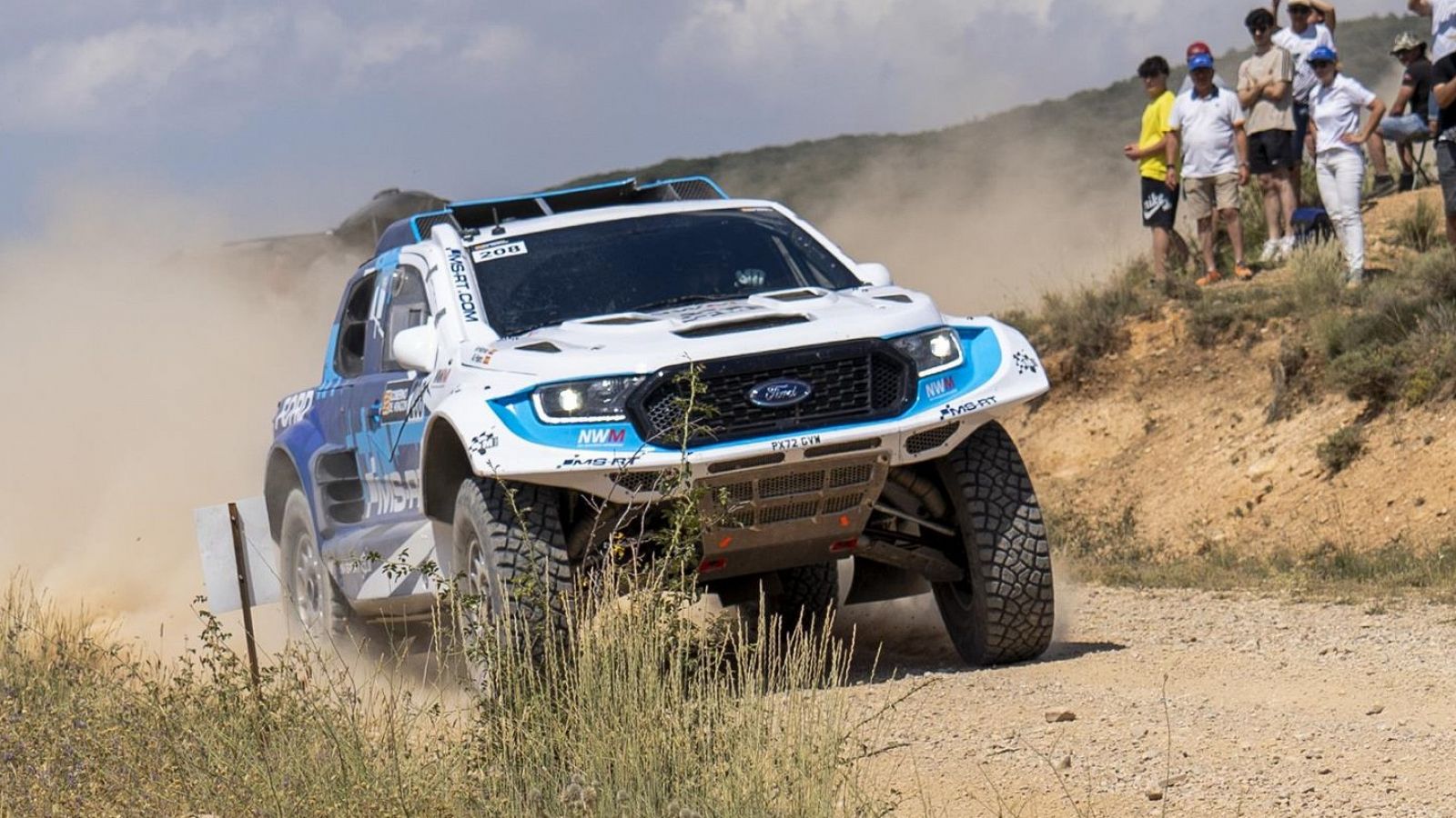 Nani Roma presenta su coche en su regreso al Dakar tras superar un cáncer