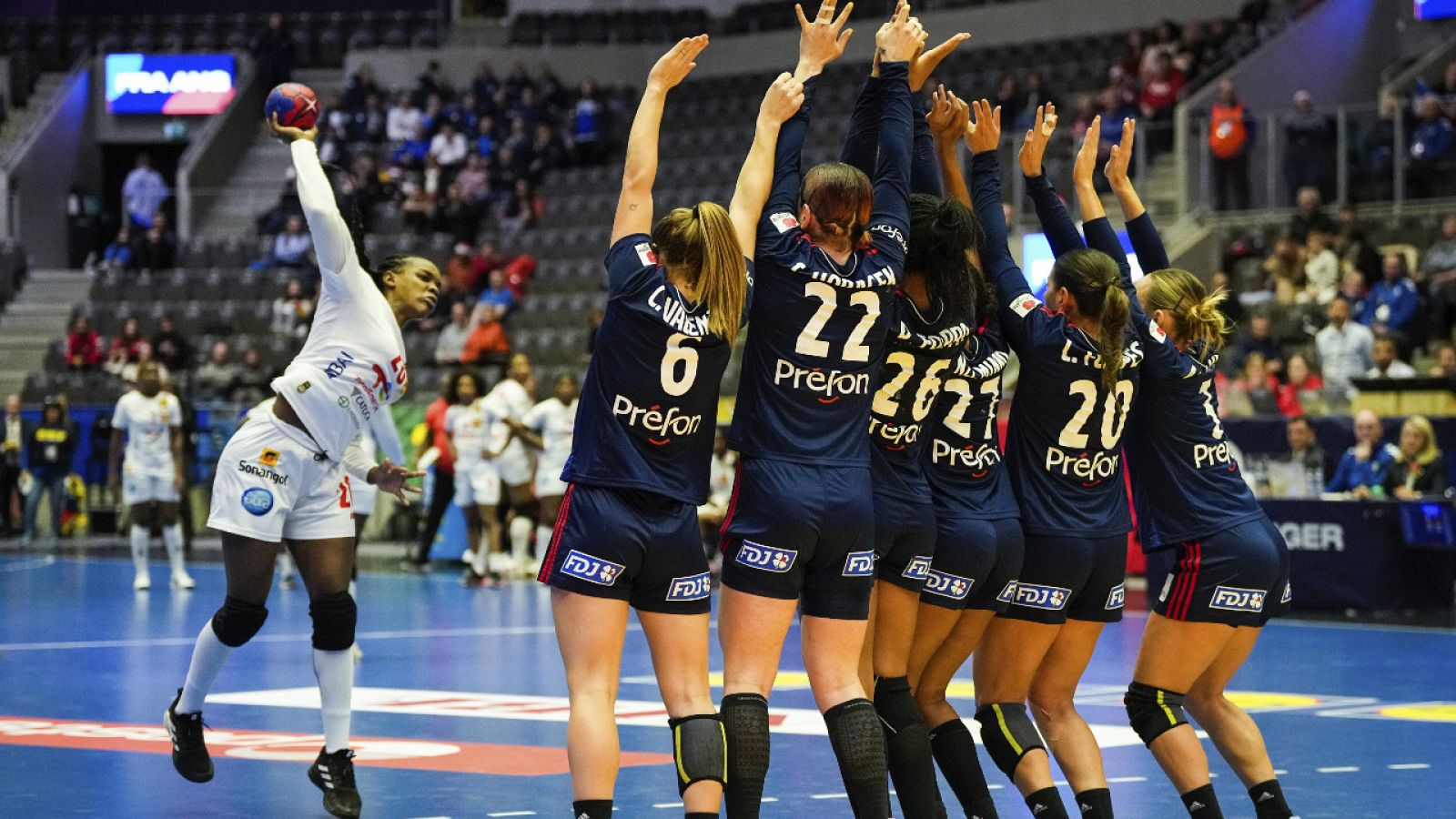 Balonmano | Golazo de Pascoal con el tiempo cumplido de libre directo