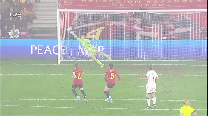 Fútbol - La brutal parada de Cata Coll que mantuvo con vida a España ante Italia