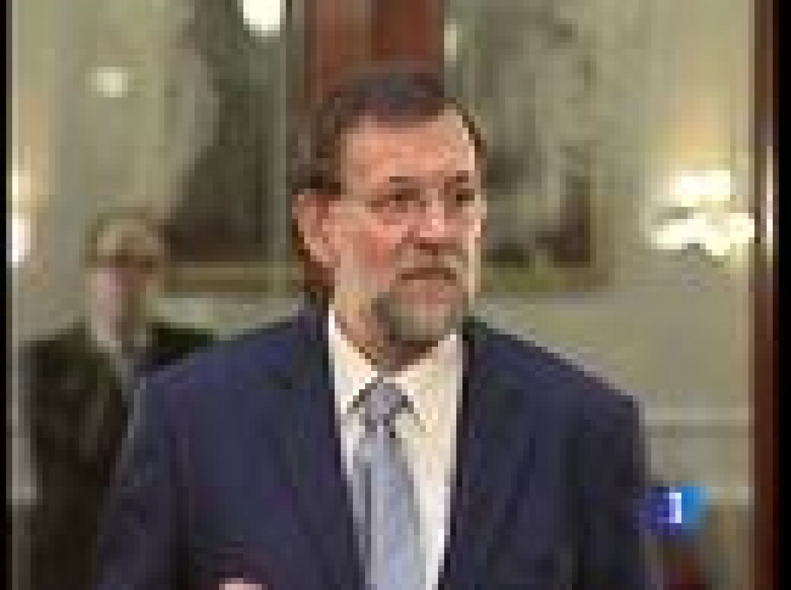 Sobre la reunión del jueves, el líder del PP ha reiterado que su partido estará aunque no ha desvelado quiénes serán sus representantes. Rajoy, que se ha reunido con su grupo en el Senado, ha dicho que apoyarán al gobierno si sus propuestas son razonables y hay una rectificación de la política económica.