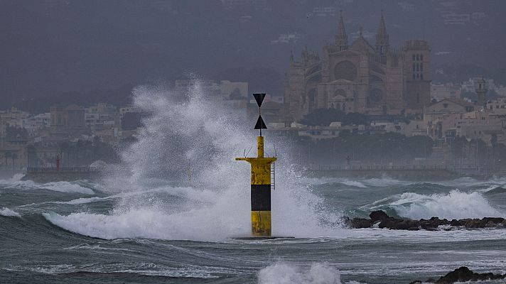 Las temperaturas bajan en casi todo el país con riesgo por olas y viento en el norte y Baleares