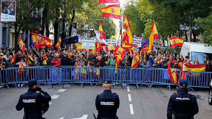 Un millar de personas se concentra ante la sede del PSOE