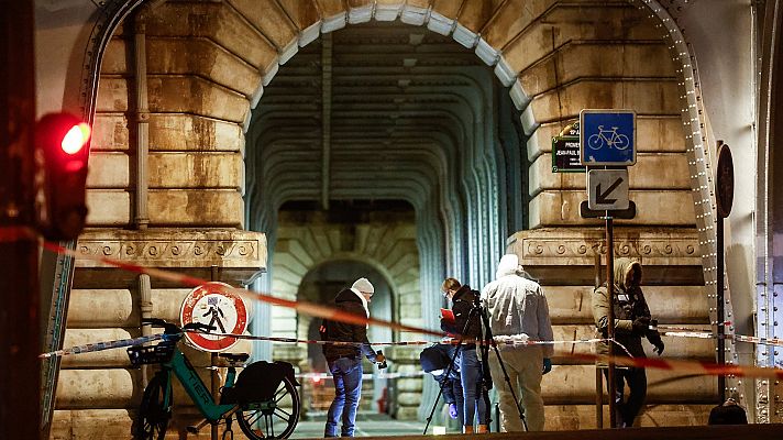 Telediario Fin de Semana - Un muerto y dos heridos en un ataque terrorista con cuchillo y un martillo en el centro de París