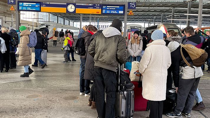 Telediario Fin de Semana - Reabre el aeropuerto de Múnich pero siguen los retrasos y cancelaciones aéreas tras la nevada