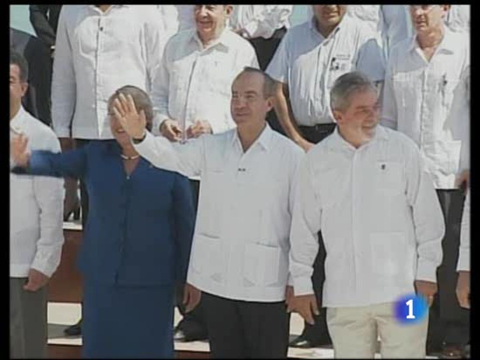 Los presidentes Uribe y Chávez han aceptado la mediación de un grupo de países amigos después de protagonizar un nuevo enfrentamiento en Cancún, durante la Cumbre de la Unidad de América Latina. 