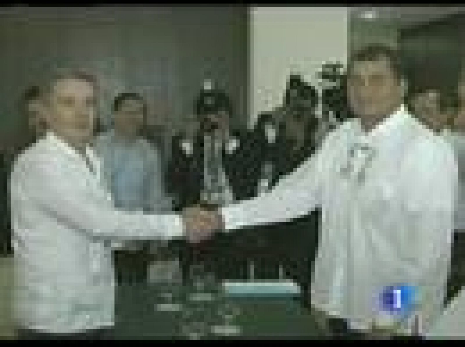 Los presidentes Uribe y Chávez han aceptado la mediación de un grupo de países amigos después de protagonizar un nuevo enfrentamiento en Cancún, durante la Cumbre de la Unidad de América Latina. 