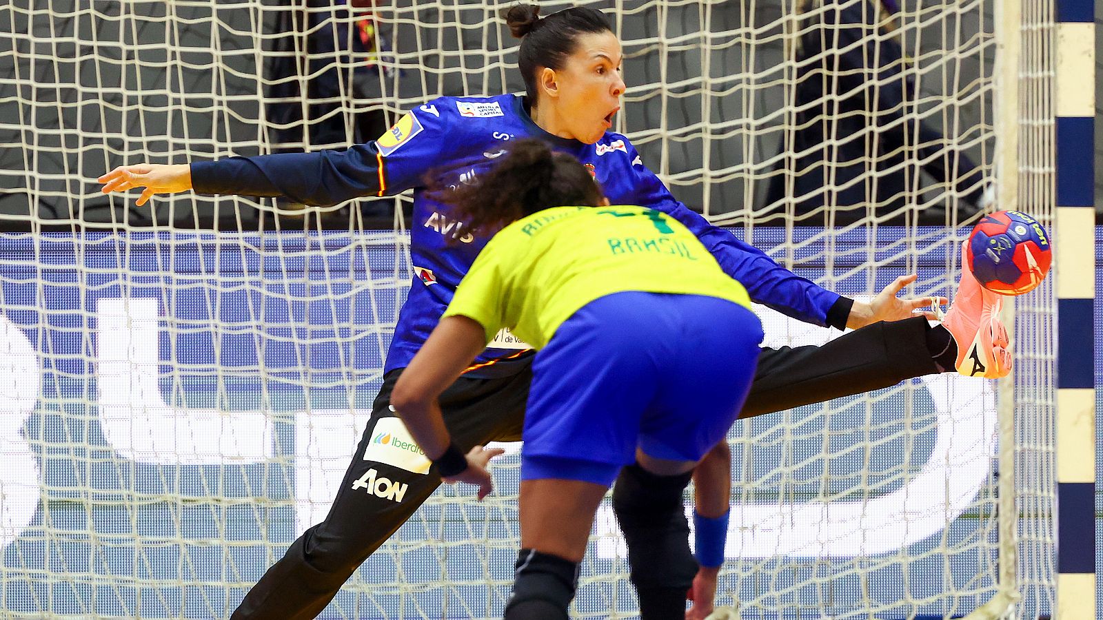 Balonmano | Darly Zoqbi se exhibe para dar la victoria a España ante Brasil