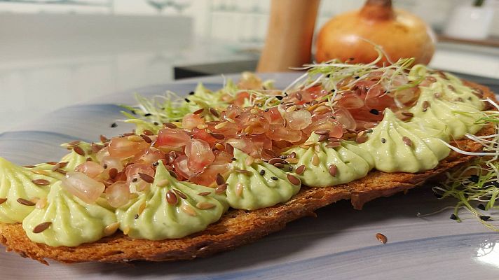 Receta de otoño: tosta de guacamole y granada