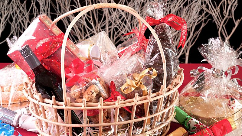 Los fabricantes de cestas de Navidad trabajan estos días a contrarreloj para preparar todos los pedidos. Este año tienen más demanda a pesar de la inflación y, para evitar un gasto mayor, las empresas optan por cambiar marcas o reducir cantidades.