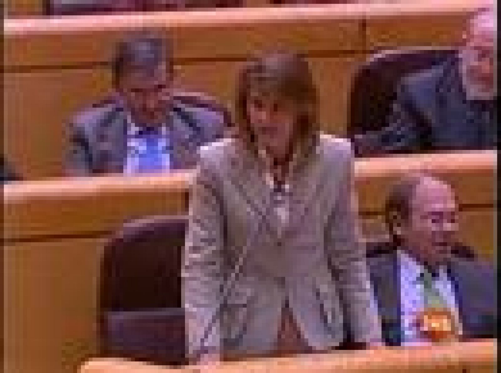 La primera pregunta de la secretaria general del PP, María Dolores de Cospedal, ha ocasionado la polémica en el Senado con un rifi-rafe entre 'populares' y socialistas.