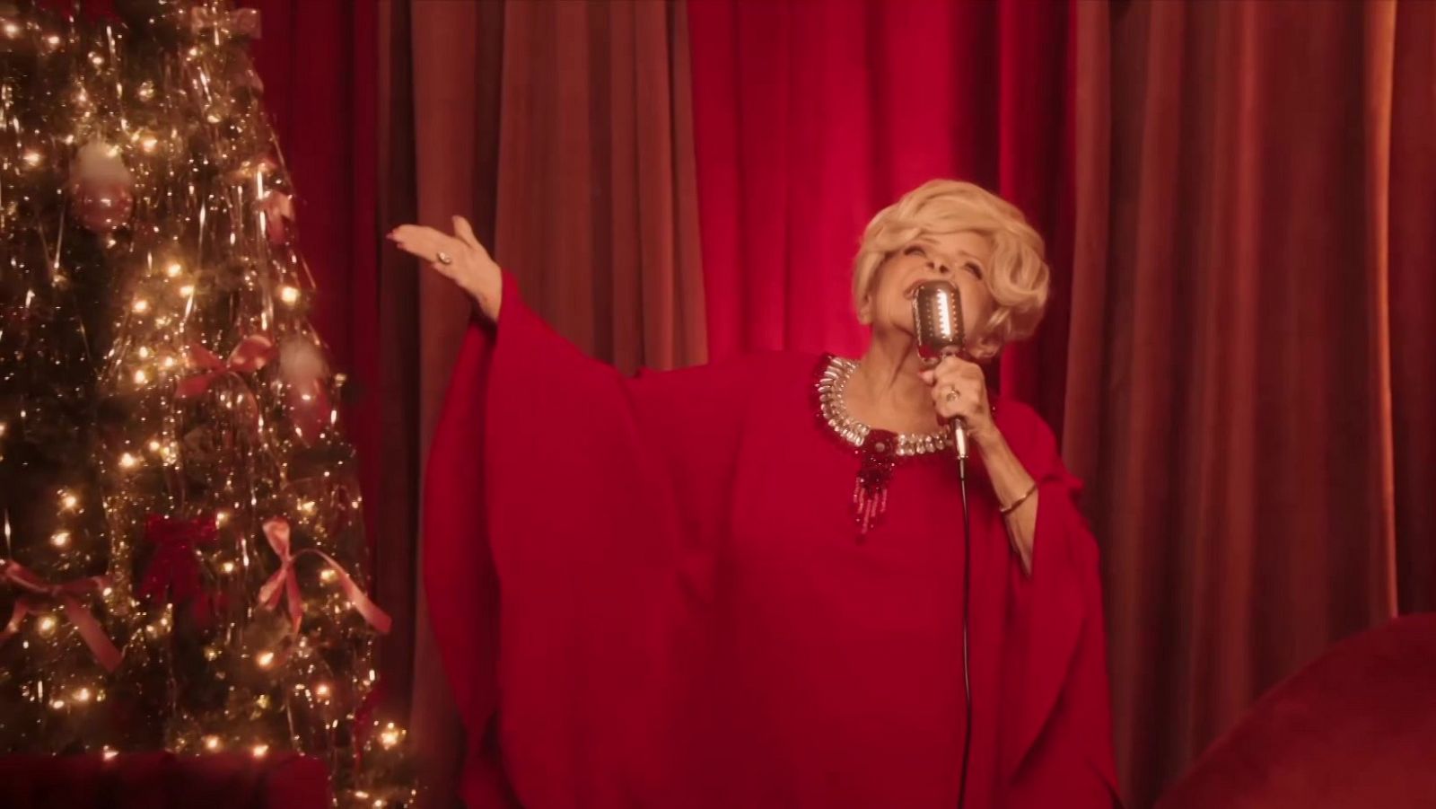 La cantante Brenda Lee destrona a sus 78 años a Mariah Carey como reina de la Navidad este año