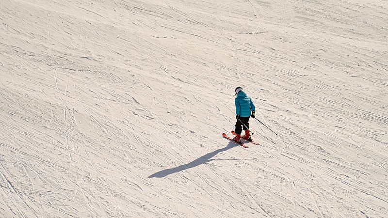 Muchas estaciones de esquí no han podido abrir aún, como la de San Isidro, en León, y todas las del pirineo aragonés, por la falta de nieve.