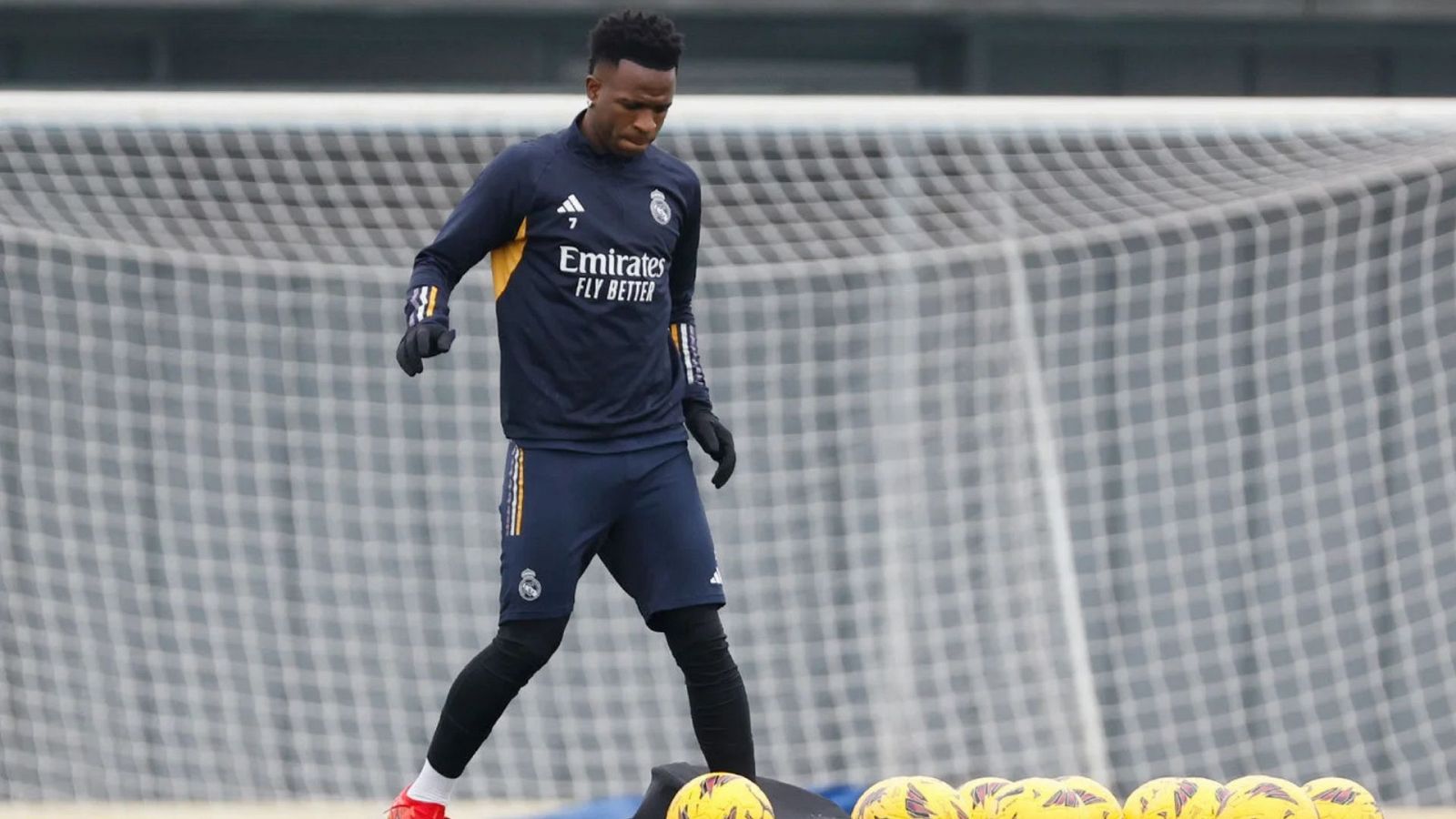 Vinicius ya pisa el césped en el entrenamiento del Real Madrid, con Bellingham y Modric en el grupo