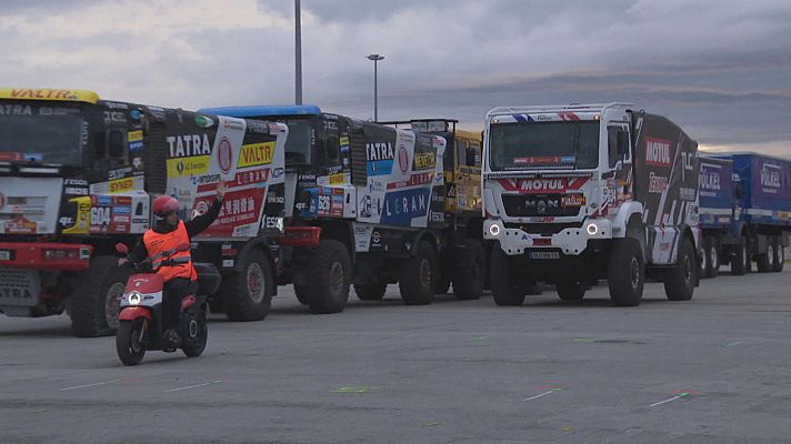 La caravana del Dakar 2024 embarca en el puerto de Barcelona