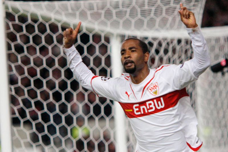 El brasileño nacionalizado alemán Cacau pone por delante al Stuttgart con un golazo de cabeza al rematar un balón largo al segundo palo de Victor Valdés.