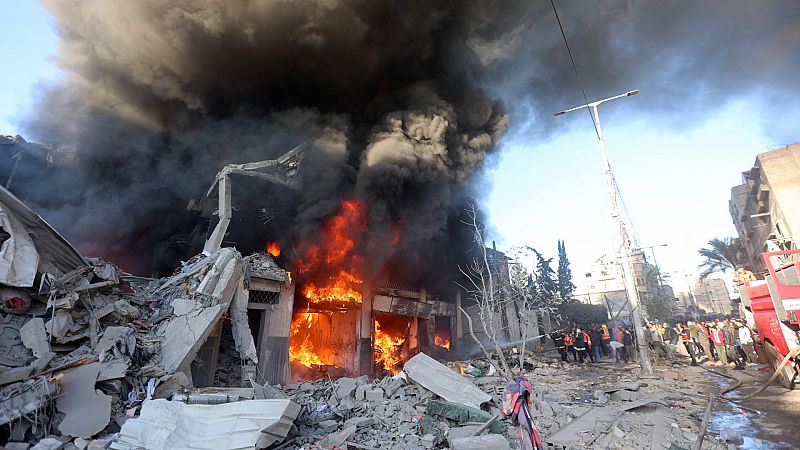 Los bombardeos israelíes en Jan Yunis empujan aún más a los civiles al sur de la Franja