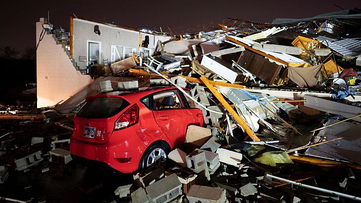 Telediario Fin de Semana - Al menos seis muertos tras el paso de varios tornados en el estado de Tennessee