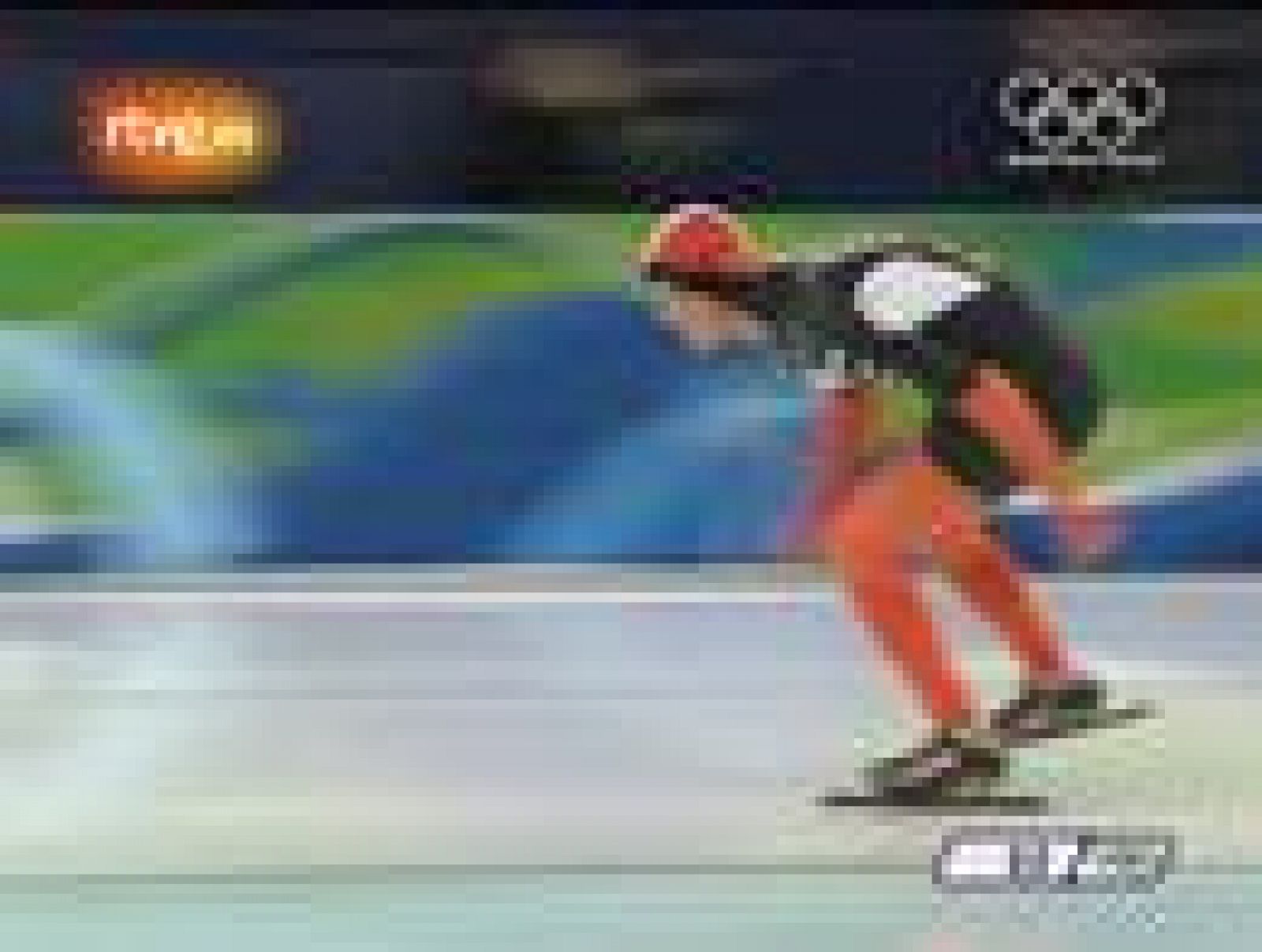 El holandés Sven Kramer era el favorito absoluto para alzarse con el oro de los 10000m en Patinaje de Velocidad. Llegó a batir el récord olímpico y a aventajar al segundo en cuatro segundos pero un error en el cambio de carril hizo que los jueces le