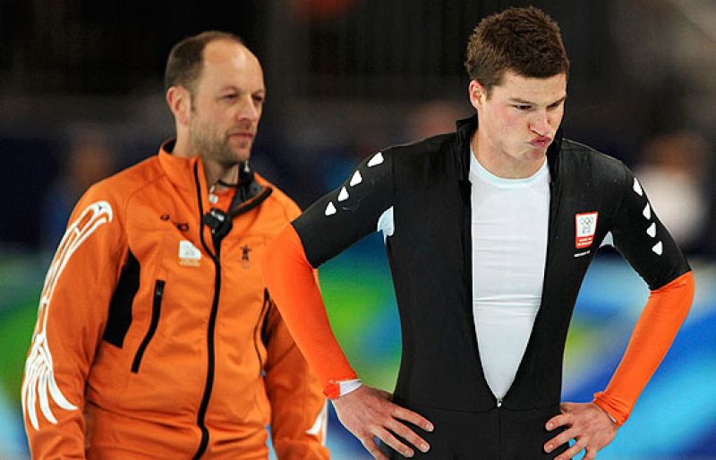 El holandés Sven Kramer era el favorito absoluto para alzarse con el oro de los 10000m en Patinaje de Velocidad. Llegó a batir el récord olímpico y a aventajar al segundo en cuatro segundos pero un error en el cambio de carril hizo que los jueces le 