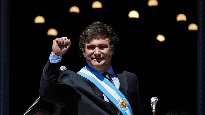 Telediario Fin de Semana - Milei jura el cargo como presidente de Argentina: "Hoy comienza una nueva era"