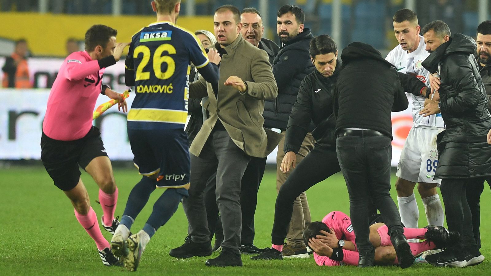 El presidente del Ankaragucu agrede a un árbitro en pleno partido