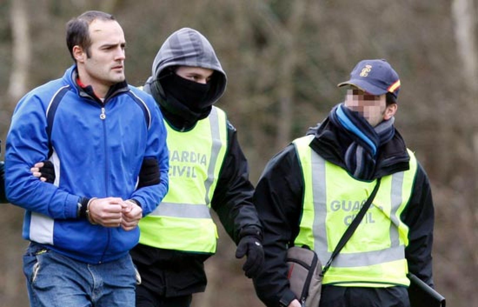  Éstas son las primeras imagenes de Ibai Beobide tras su detención. Este miércoles ha acompañado a la Guardia Civil en la localización de cinco zulos que habría nombrado en su declaración.