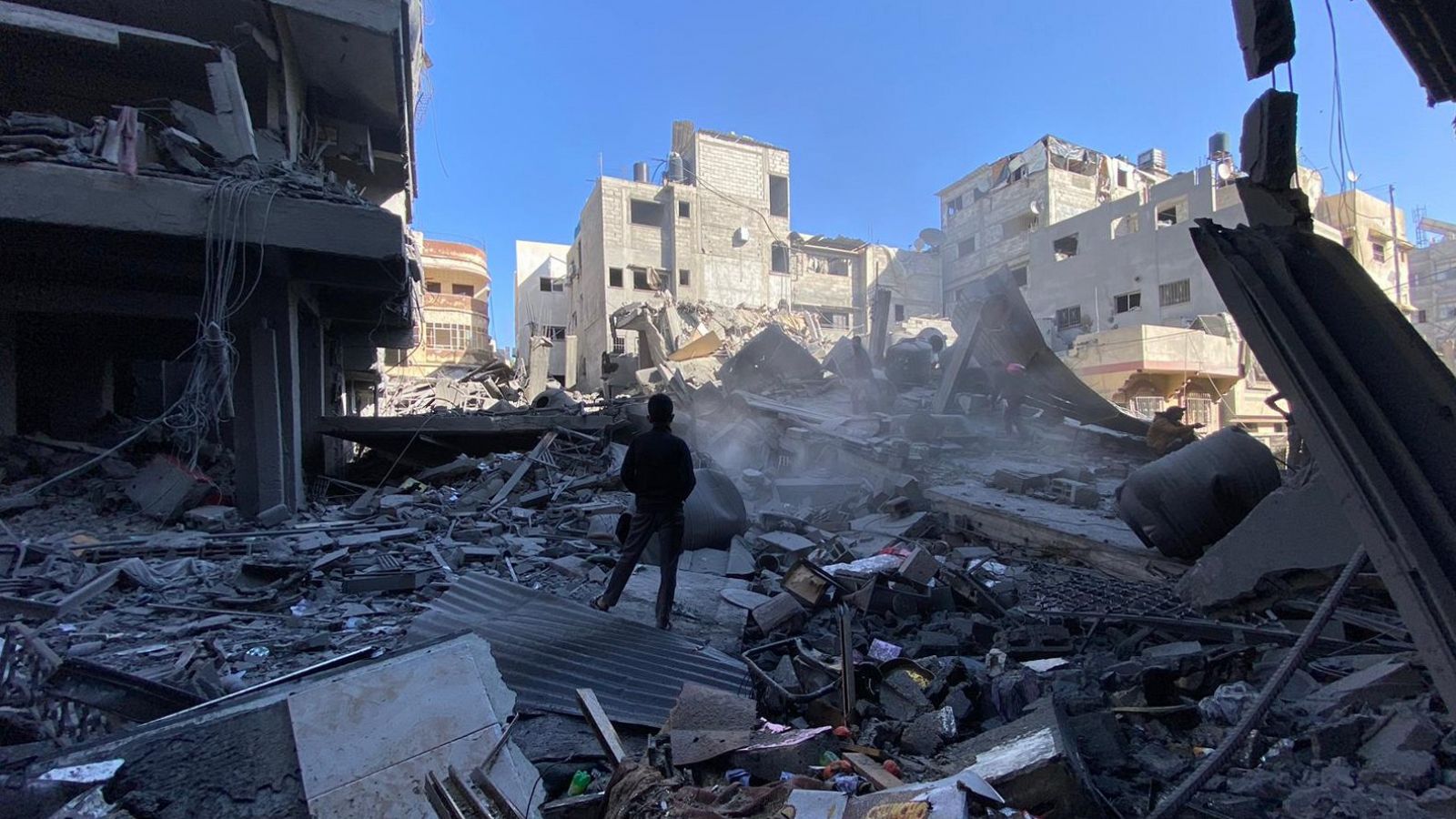 Los gazatíes, atrapados ante la ofensiva israelí: "Apuntaron a una casa donde hay ancianos, mujeres y niños"