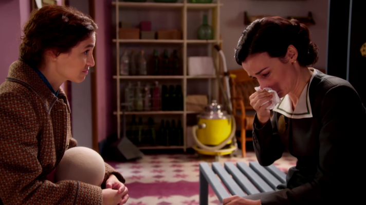 Salón de té La Moderna - Teresa le cuenta a Trini que Miguel no ha sido cura