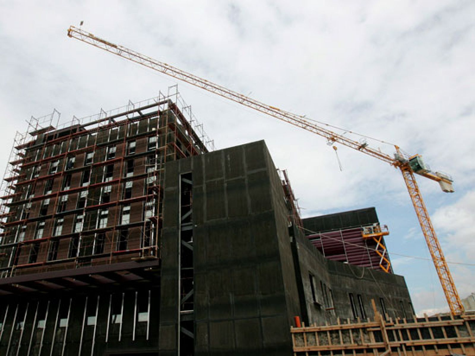 Europa 2010 analiza las conclusiones del ECOFIN, en el que la UE ha endurecido su postura respecto a las medidas que Grecia debe adoptar para reducir su deuda pública. Se ocupa además de la apuesta por la educación que quieren hacer los 27 para ajus