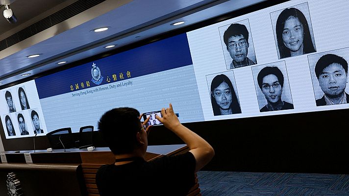 Telediario 2 - La policía de Hong Kong añade a su lista de búsqueda y captura a cinco activistas que viven en el extranjero