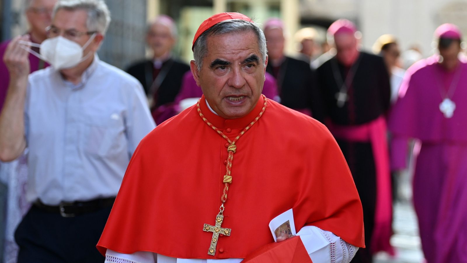 El cardenal Becciu, condenado a cinco años y medio de cárcel