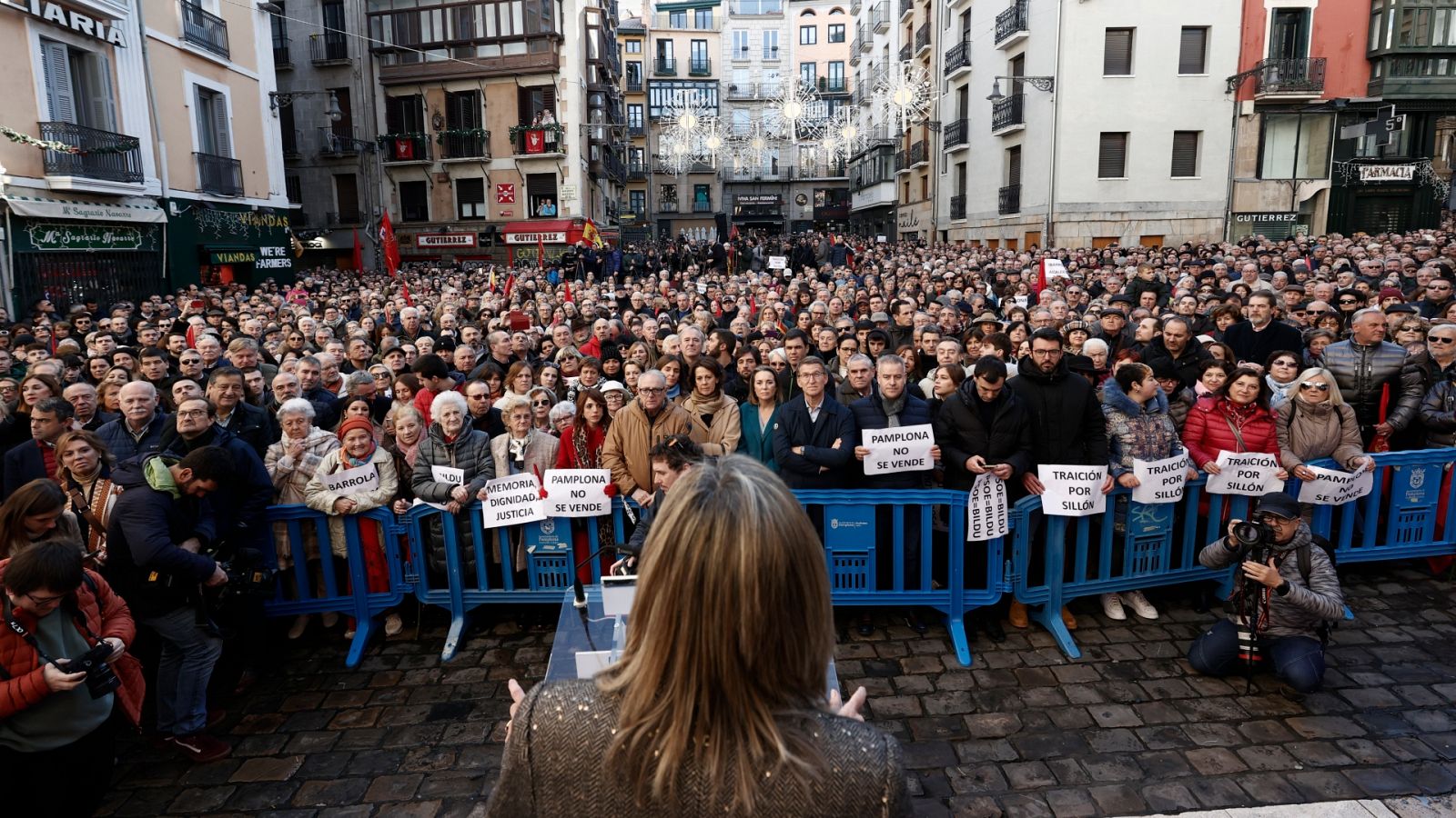 Miles de personas se concentran en Pamplona contra la moción de censura