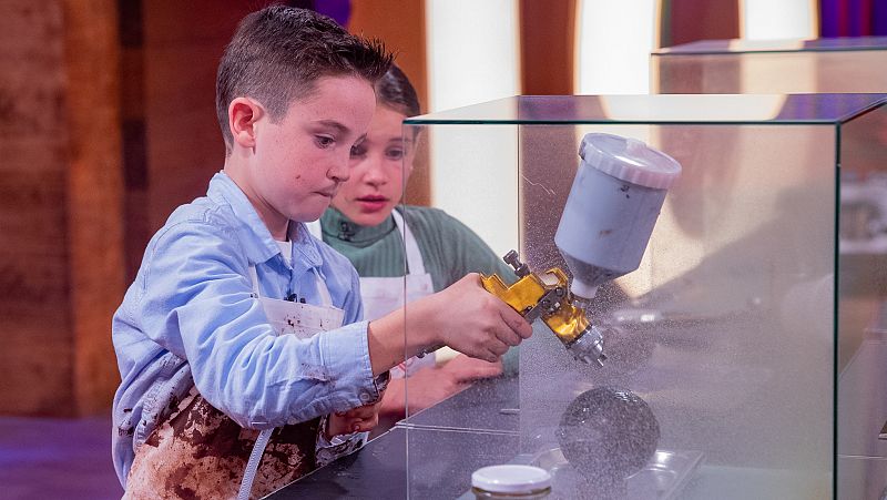 El divertido momento de Ian y su delantal lleno de chocolate | Ver