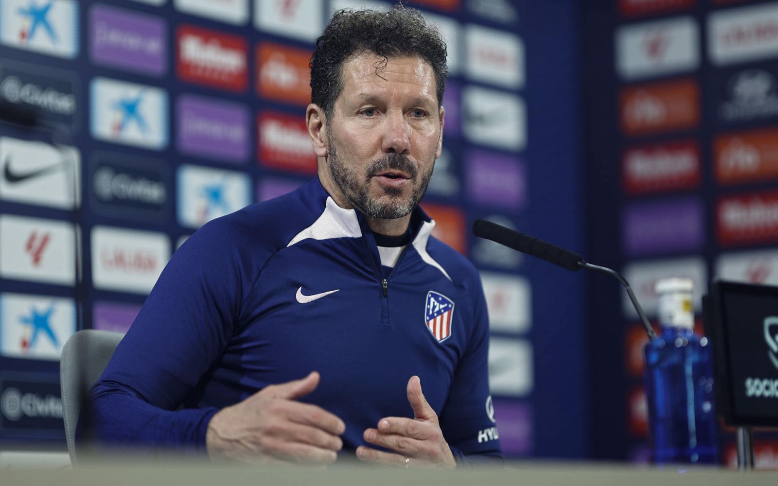 Simeone: "El equipo tiene que estar más allá de Griezmann"