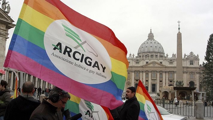 Telediario 2 - El Vaticano acepta bendecir la unión de parejas homosexuales pero sin considerarlas como matrimonio