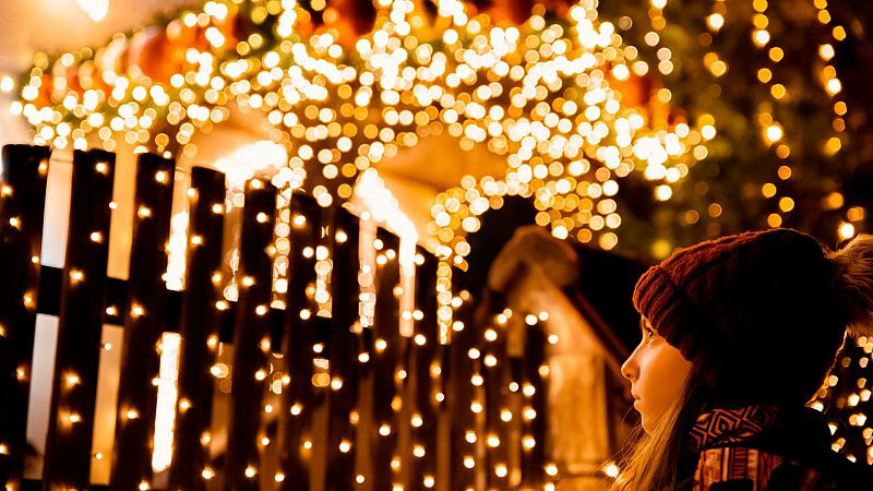 Las luces navideñas y villancicos de una casa en Cantabria atraen a cientos de personas y crean problemas de tráfico