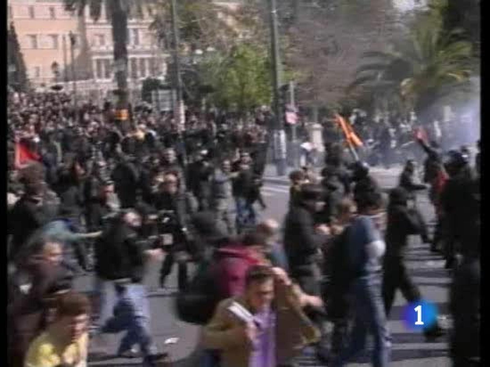 Grecia es hoy un país paralizado por una huelga general que ha terminado con enfrentamientos entre manifestantes y la policía. Es la respuesta de los sindicatos al plan de austeridad del Gobierno griego. 