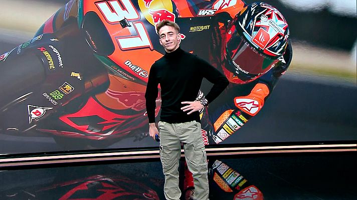 Pedro Acosta visita RTVE antes de aterrizar en MotoGP
