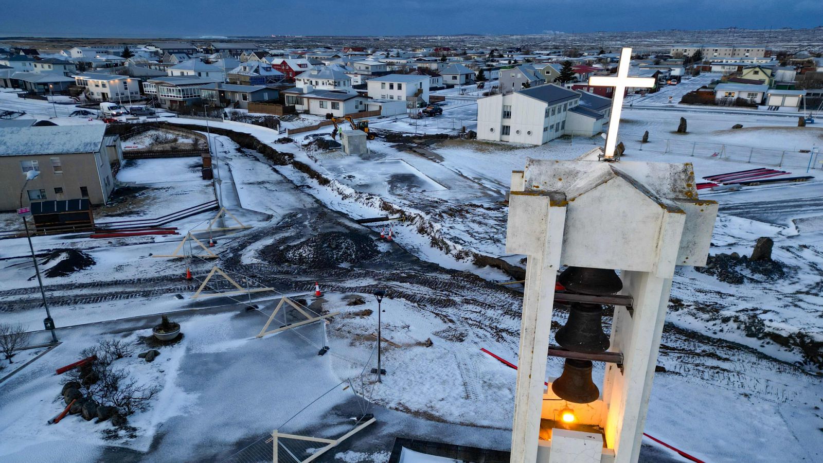 Dentro de Grindavík, el pueblo islandés más cercano al volcán