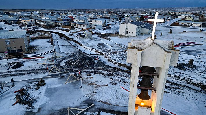 Dentro de Grindavík, el pueblo islandés más cercano al volcán