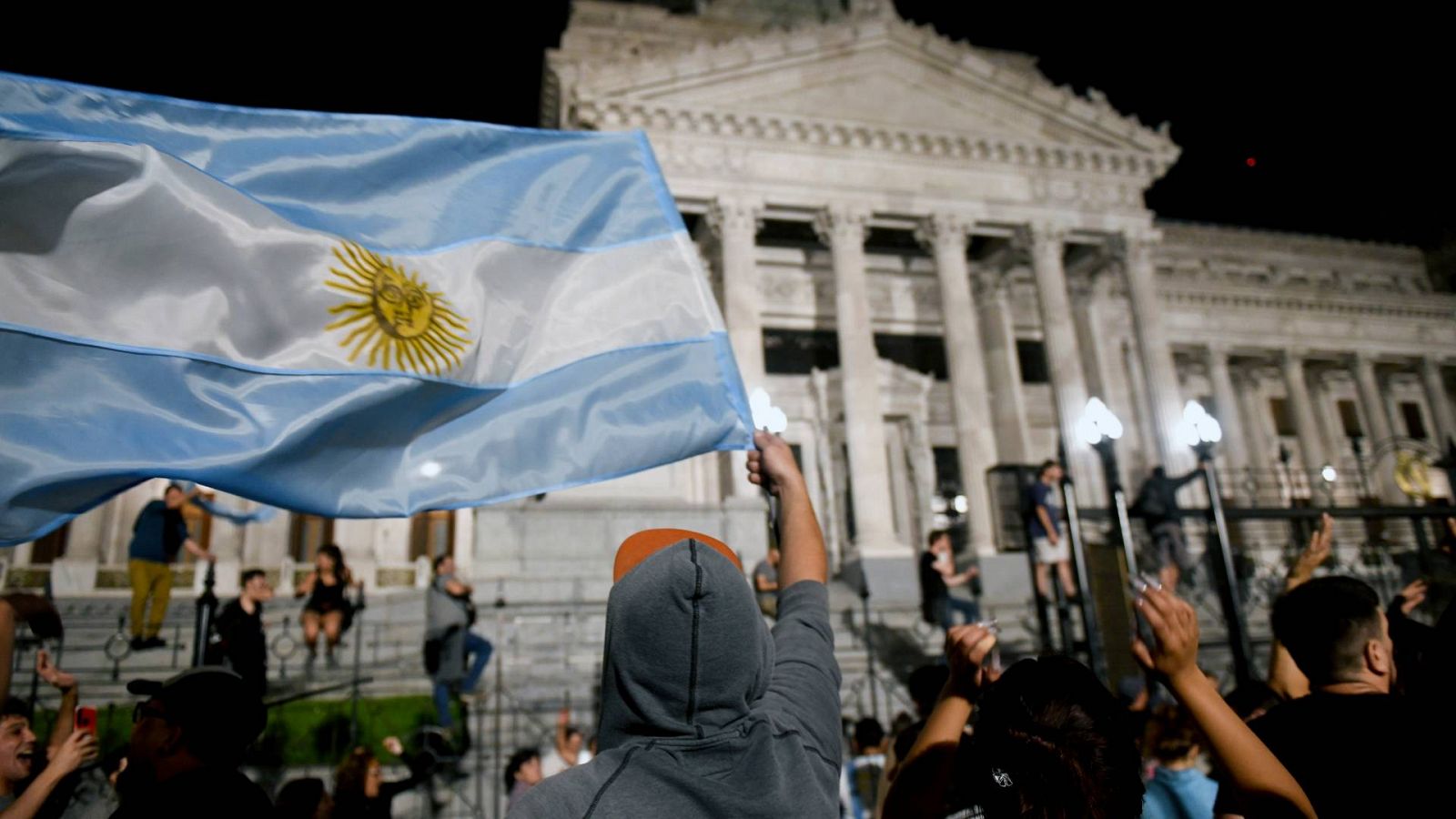 Miles de argentinos protestan contra el plan de austeridad de Milei