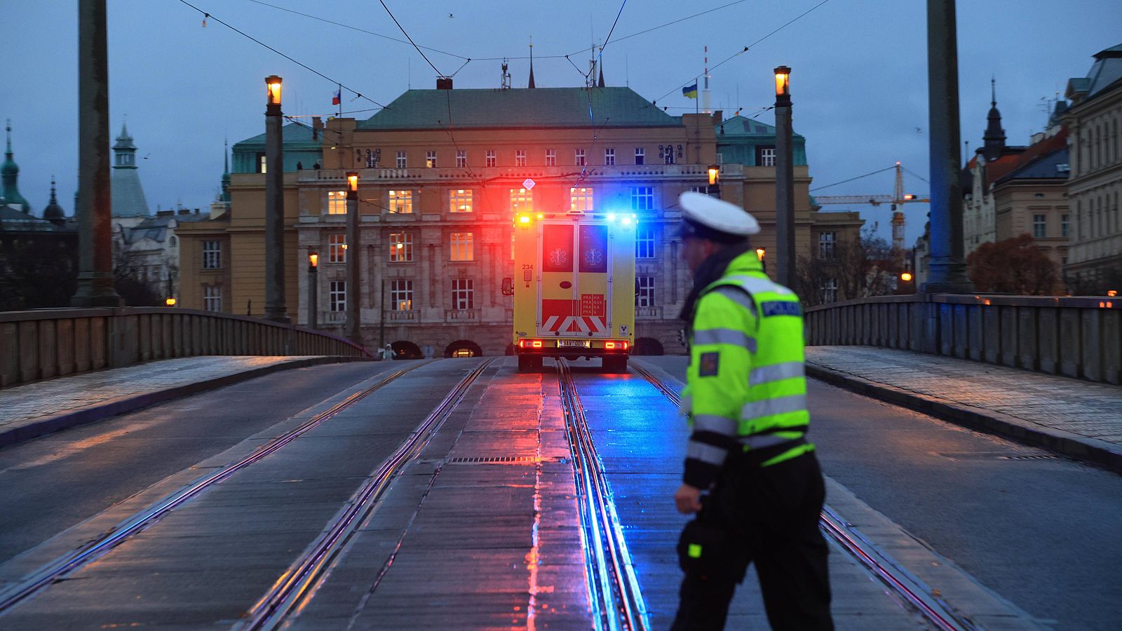 Varios muertos y decenas de heridos en un tiroteo en una universidad de Praga