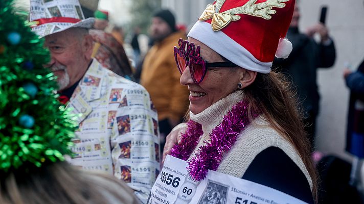 Lotería de Navidad - Disfraces y décimos: los visitantes esperan en el Teatro Real el sorteo de la Lotería 2023