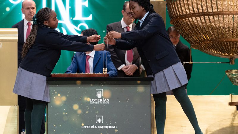 La anécdota del sorteo de Lotería de Navidad, la bola se escapa al cantar el primer cuarto premio