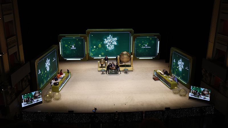 Perla vuelve al salón del Teatro Real un año después de que le tocara El Gordo de la Lotería de Navidad