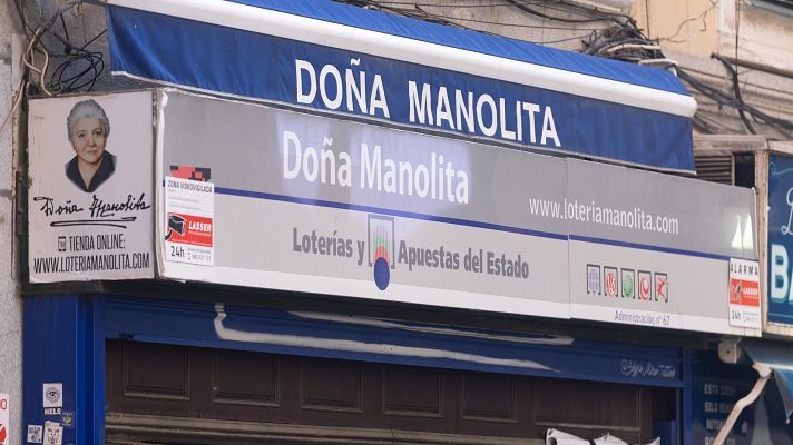 Presentar tu canción en las puertas de Doña Manolita: la última idea de un cantante aficionado