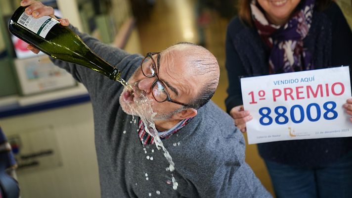 Telediario 1 - El 88.008 se convierte en 'El Gordo' más tardío de la historia y riega de millones a Madrid, Écija o Jaén